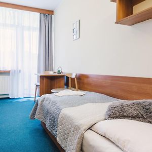 Mały pokój z dwoma pojedynczymi łóżkami